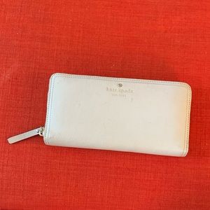 Kate Spade ivory zippered wallet with multi compartments